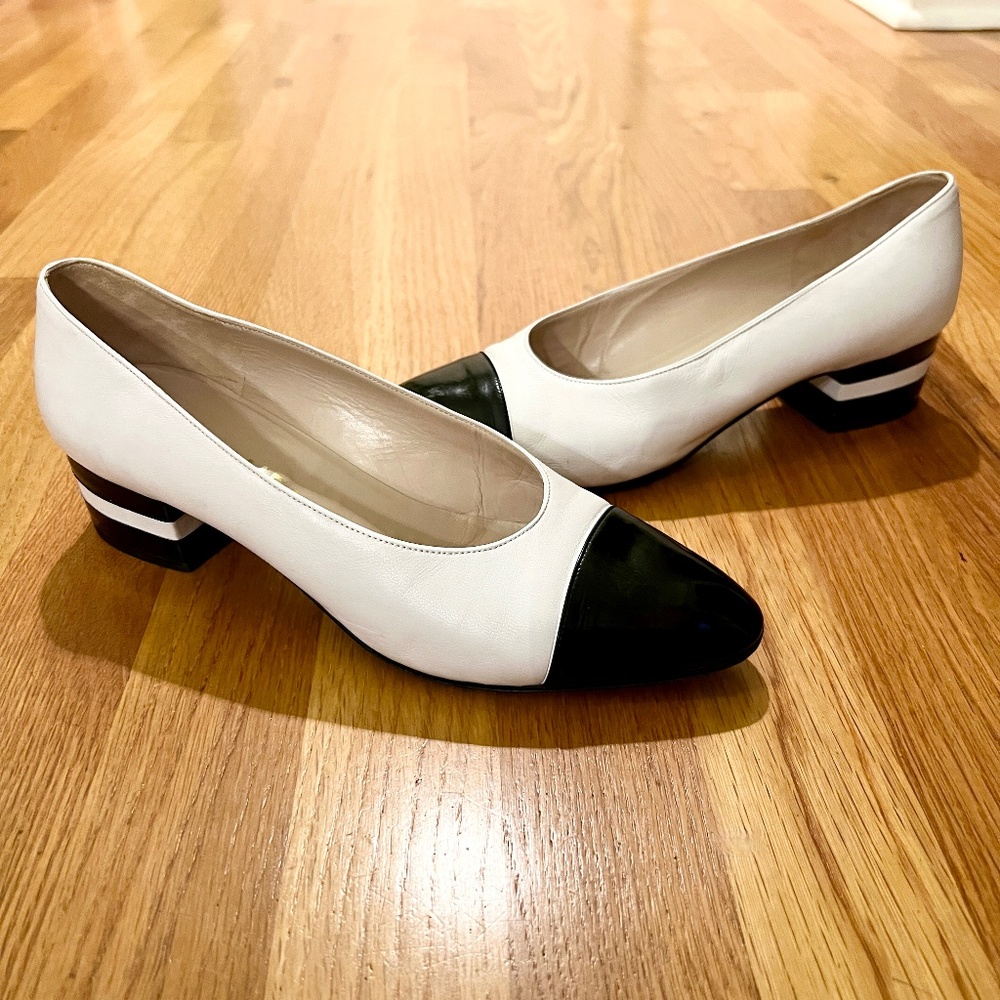 EUC Women's Vintage CHANEL White Black Cap Toe Low Heel Pumps Size 38.5 or US 8